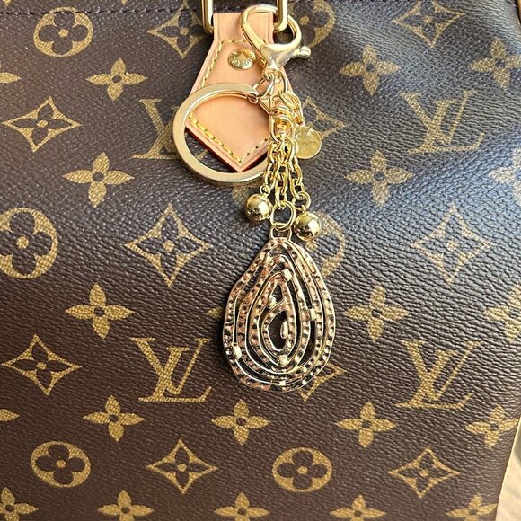 New TEARDROP SWIRL Bag Charm Gold Tone ୭ - Picture 5 of 8